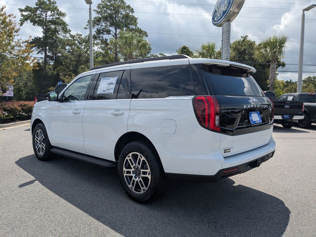 2025 Ford Expedition photo 4