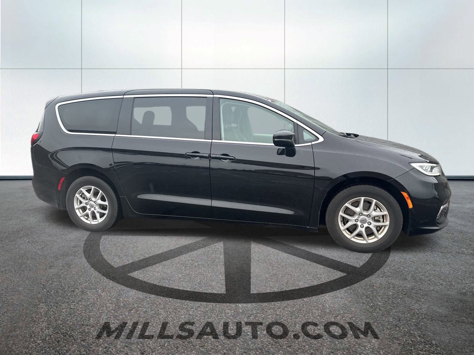 2024 Chrysler Pacifica Touring L photo 4