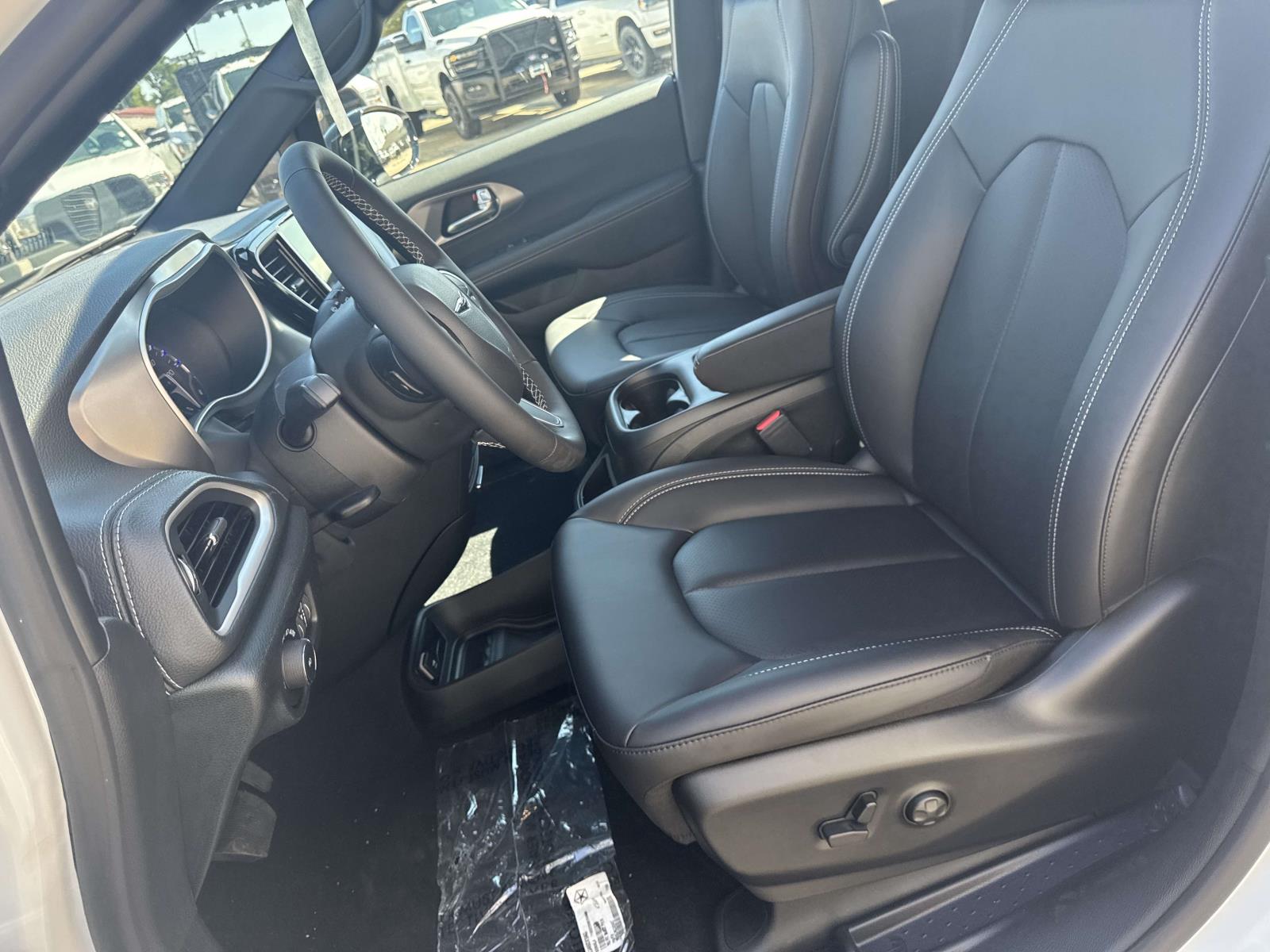 2026 Chrysler Voyager LX photo 8