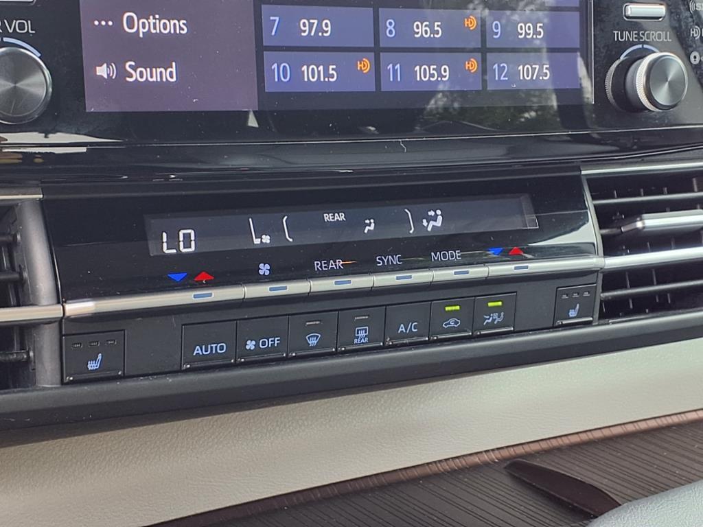2021 Toyota Sienna XLE photo 10