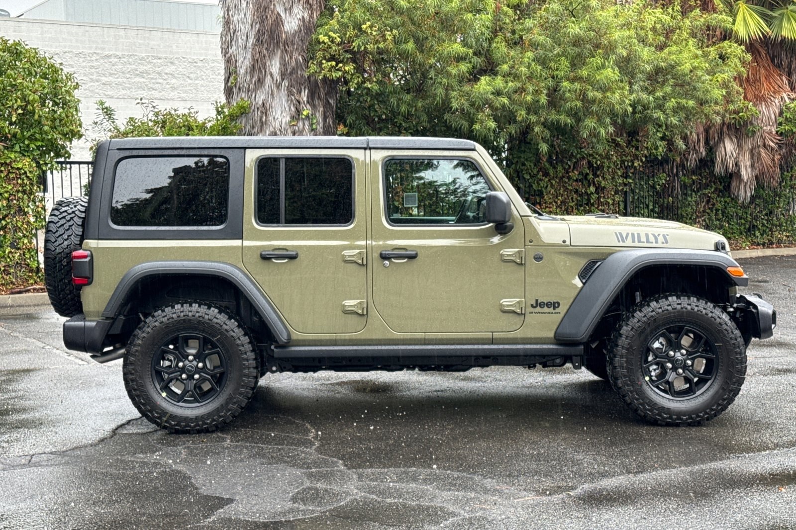 2025 Jeep Wrangler Willys photo 2