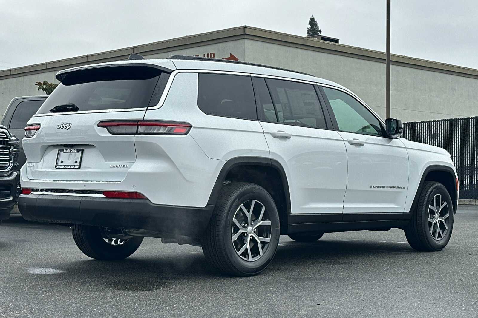 2025 Jeep Grand Cherokee Limited photo 3