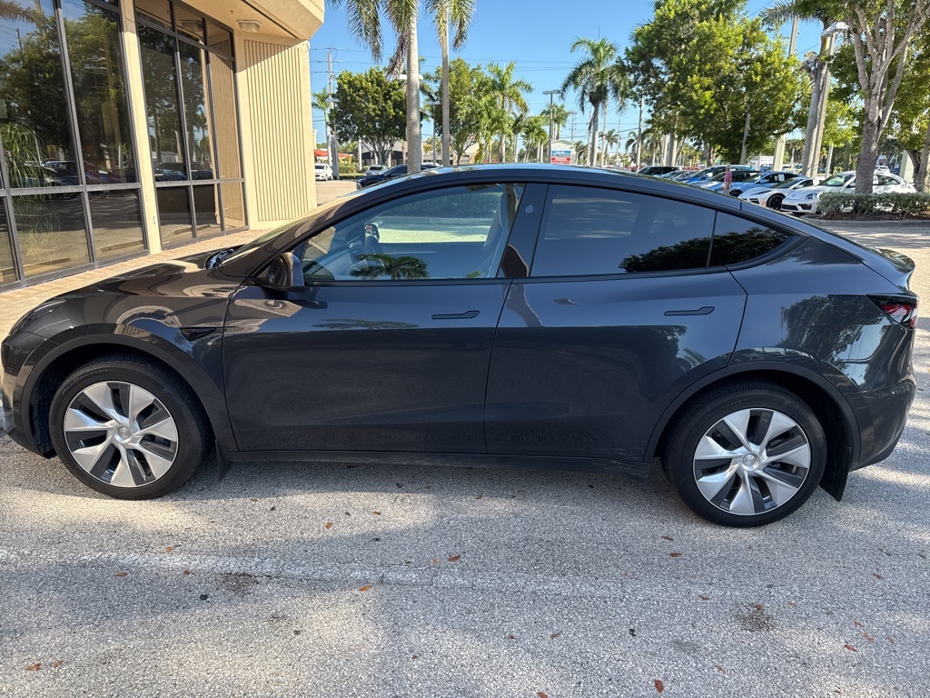 2024 Tesla Model Y Long Range photo 3