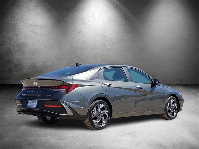 2025 Hyundai Elantra SEL Sport photo 3