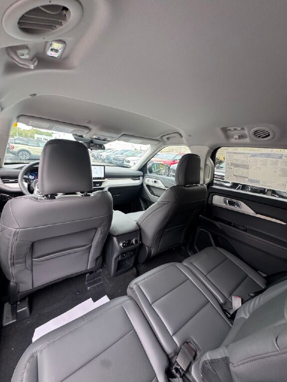 2025 Ford Explorer photo 9