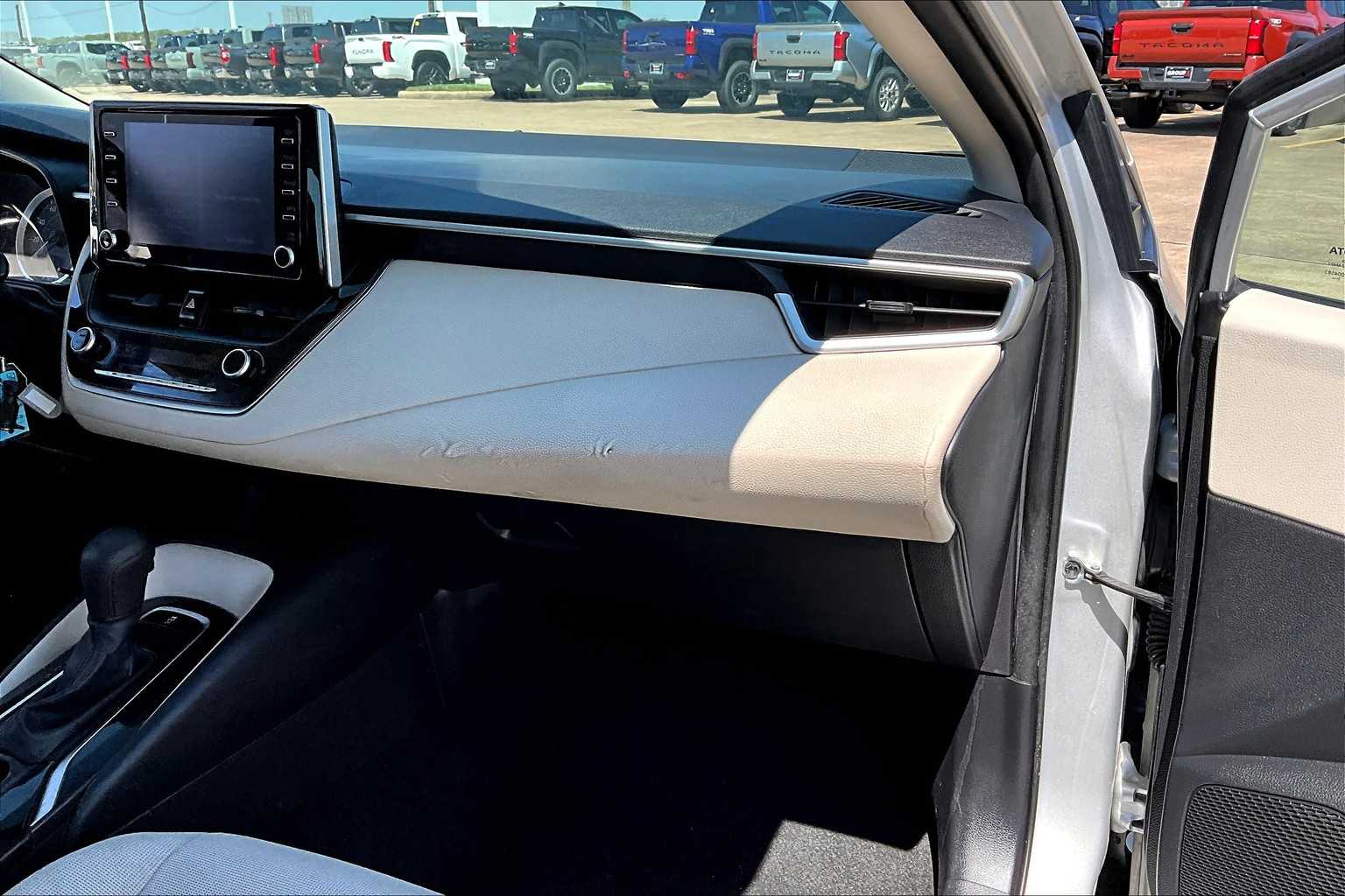 2020 Toyota Corolla LE photo 16