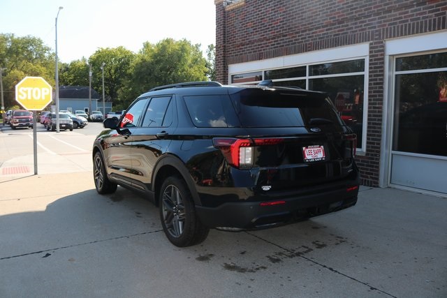 2025 Ford Explorer ST-Line photo 2