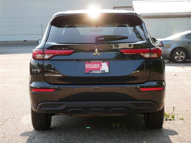 2024 Mitsubishi Outlander ES photo 4