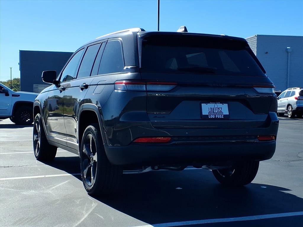 2025 Jeep Grand Cherokee Laredo Altitude photo 3