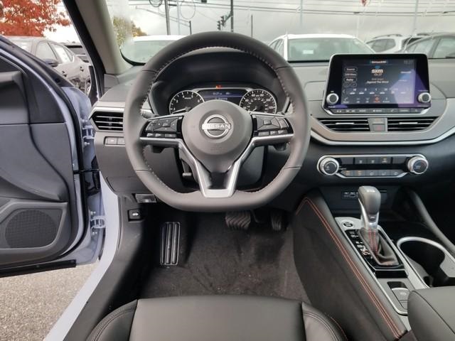 2025 Nissan Altima SR photo 13