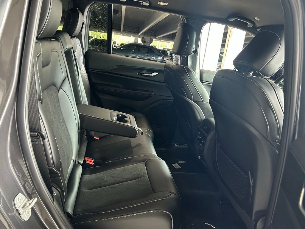 2025 Jeep Grand Cherokee Laredo Altitude photo 27