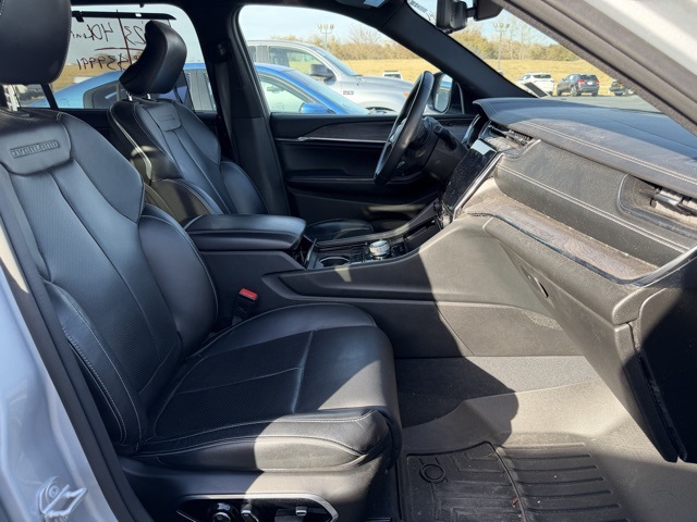 2023 Jeep Grand Cherokee Overland photo 2