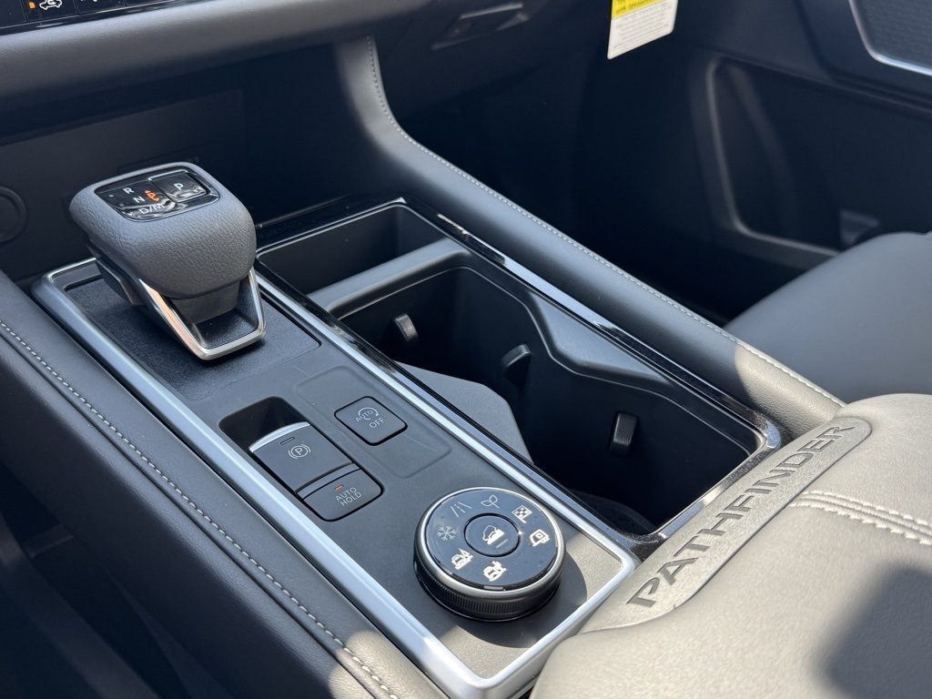2025 Nissan Pathfinder SL photo 8