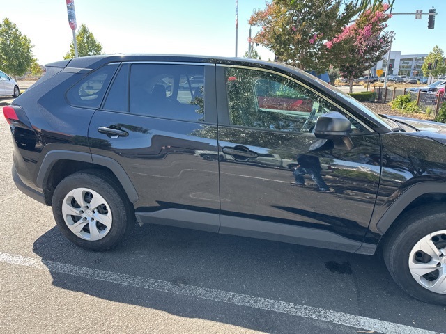2024 Toyota RAV4 LE photo 3