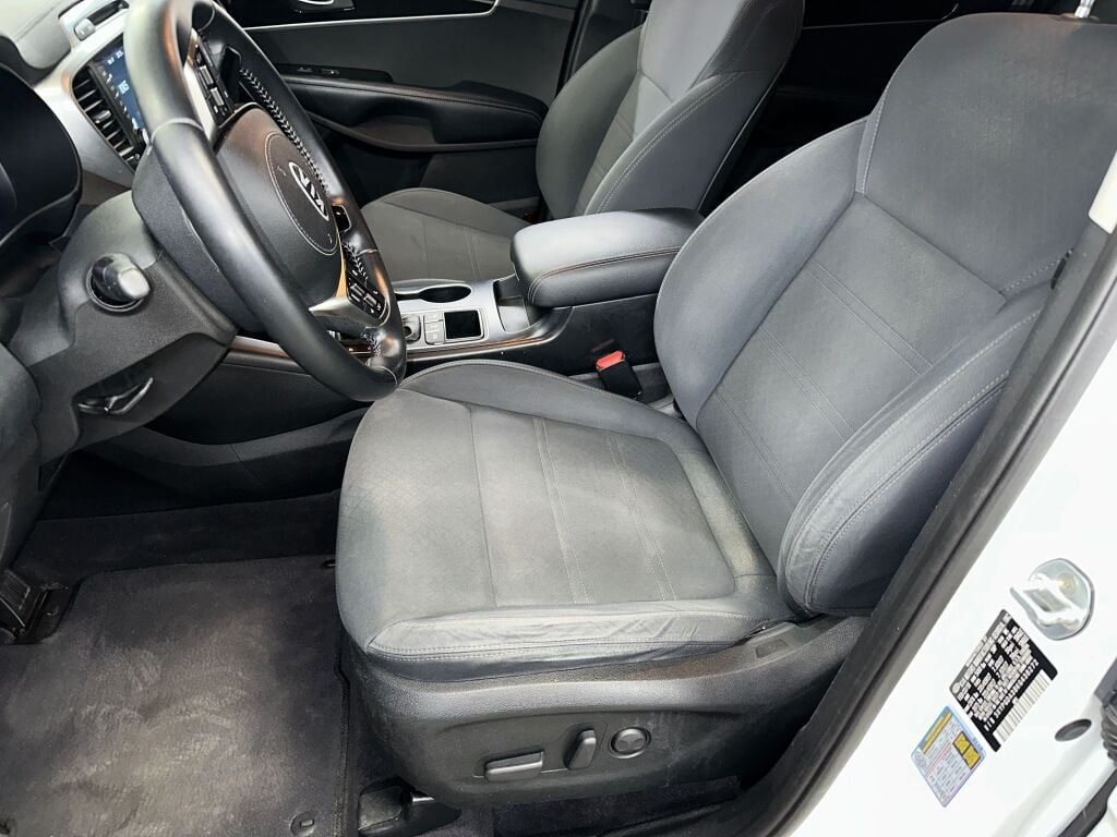 2019 Kia Sorento LX photo 2