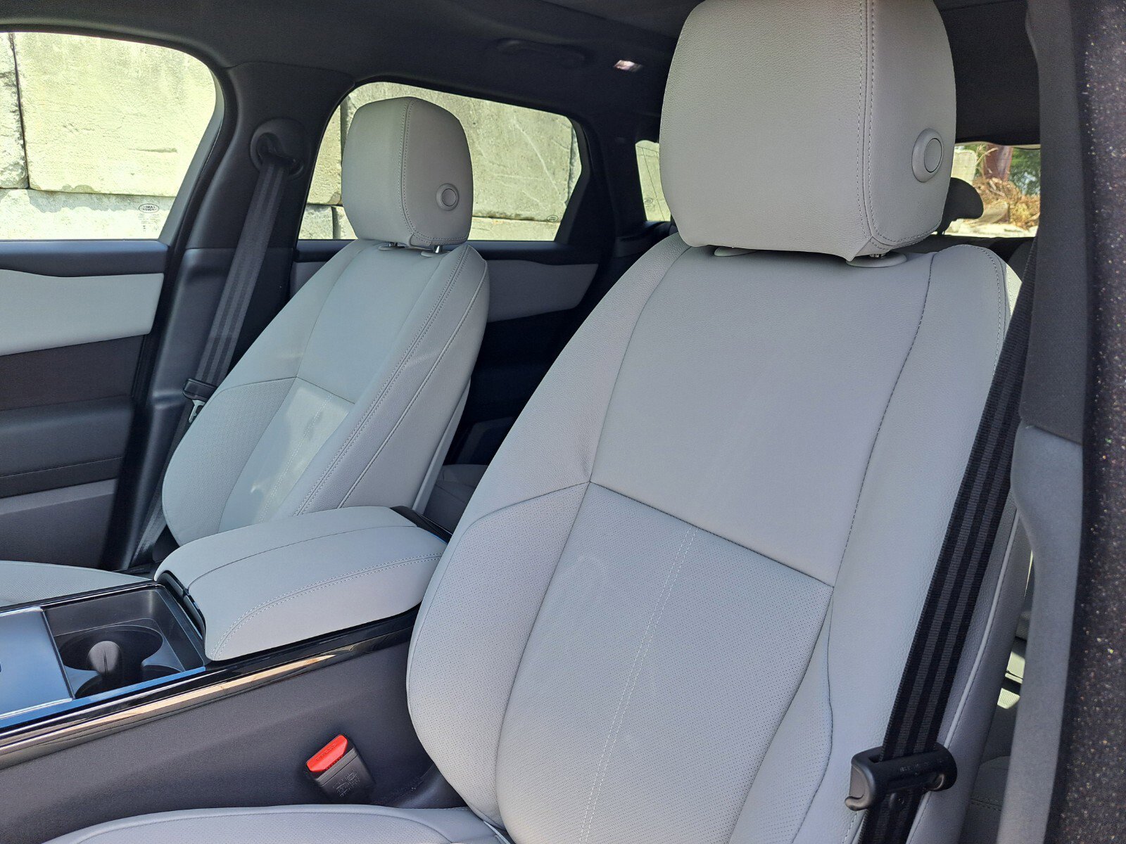 2026 Land Rover Range Rover Velar SE photo 8