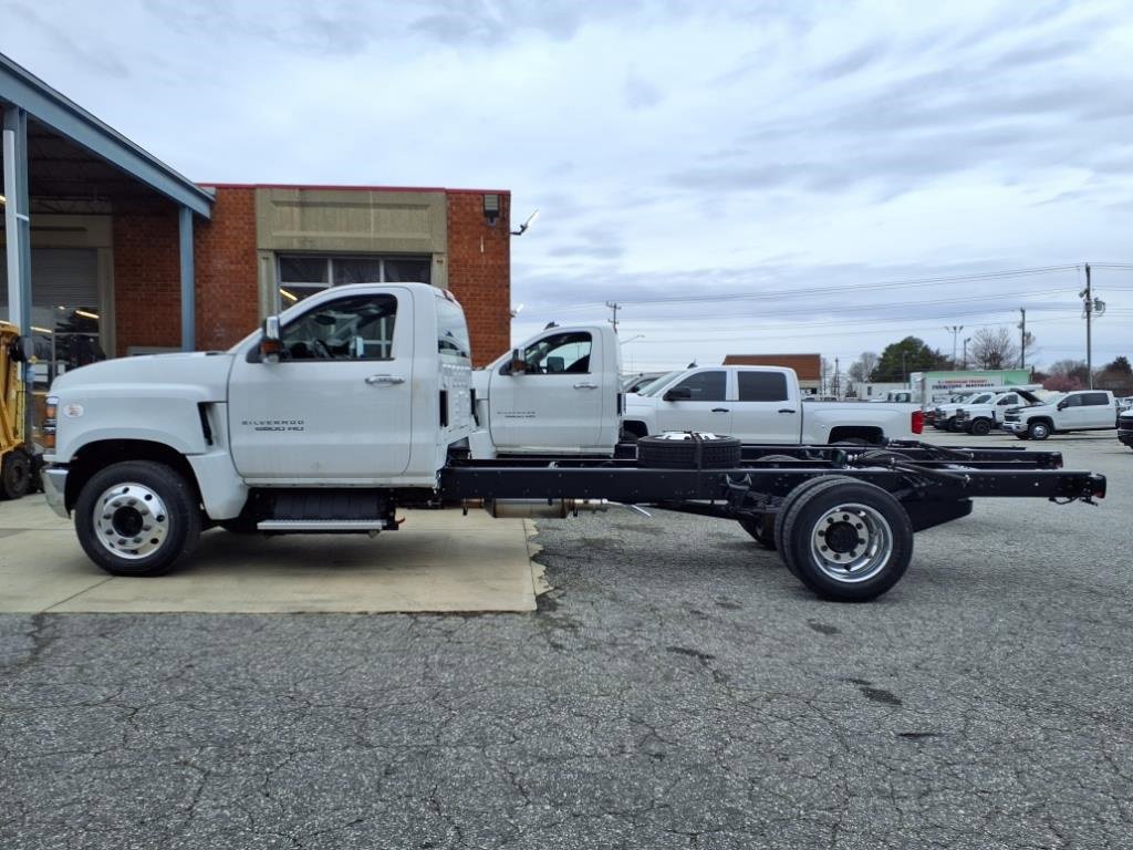2023 Chevrolet Silverado 6500HD Work Truck photo 3