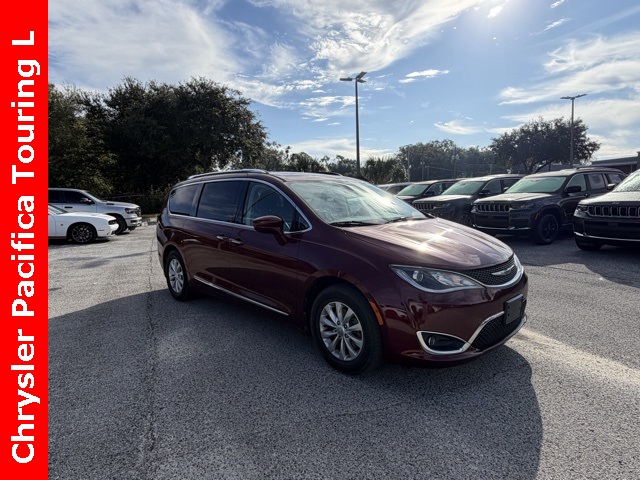 2019 Chrysler Pacifica Touring L's photo