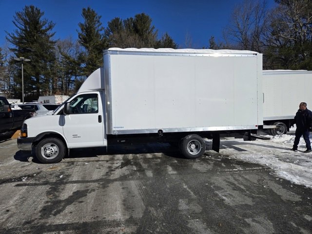 2024 Chevrolet Express Cutaway photo 4
