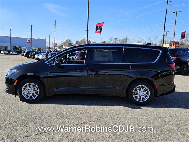 2025 Chrysler Voyager LX photo 3