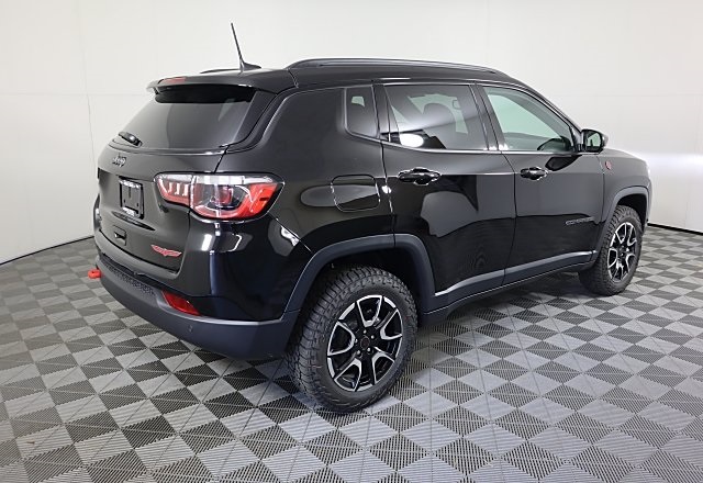 2025 Jeep Compass Trailhawk photo 2