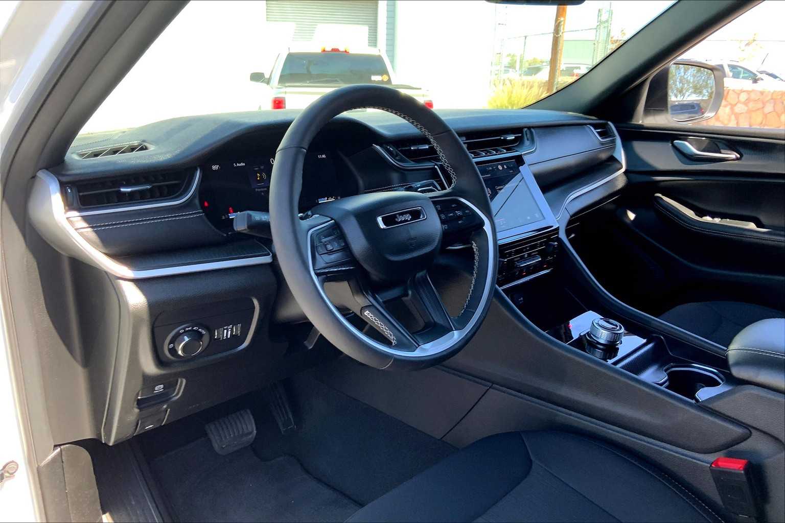 2025 Jeep Grand Cherokee Laredo X photo 16