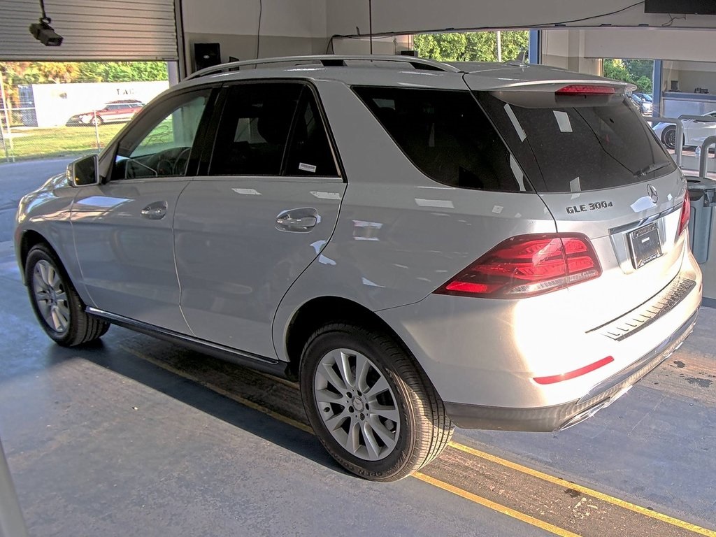 2016 Mercedes Benz GLE 300d 4MATIC photo 4