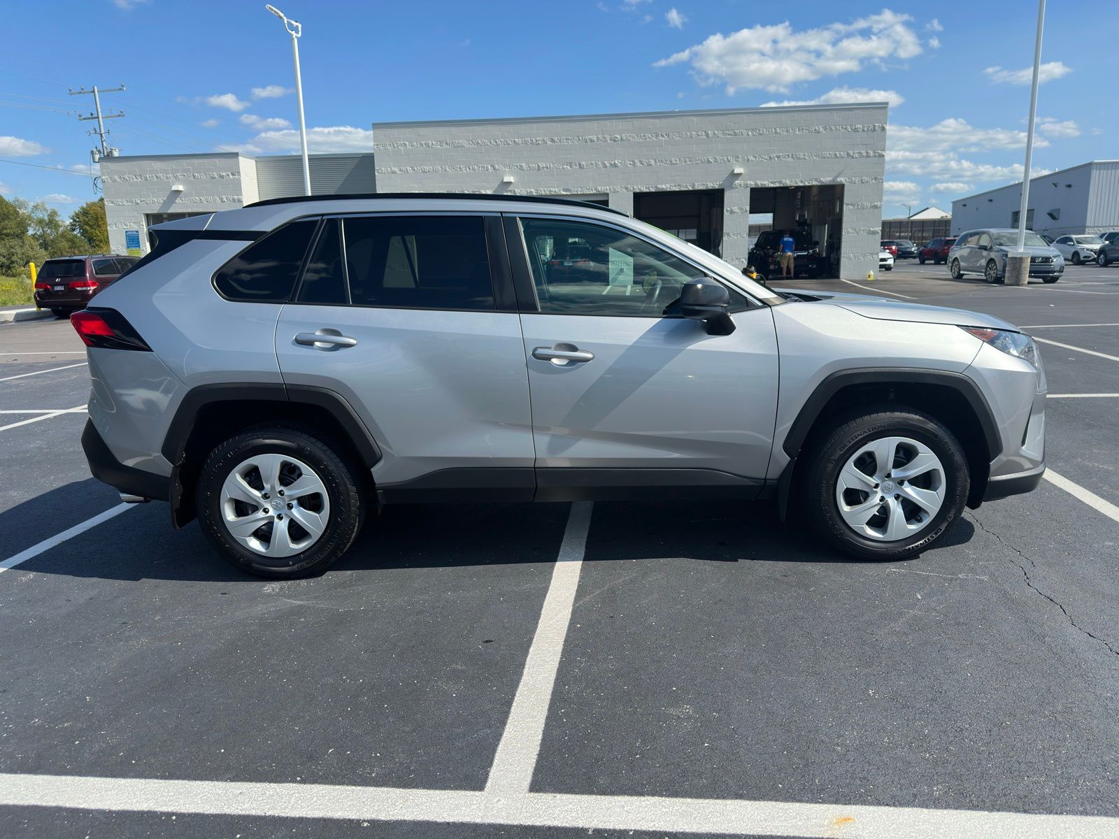 2021 Toyota RAV4 LE photo 3
