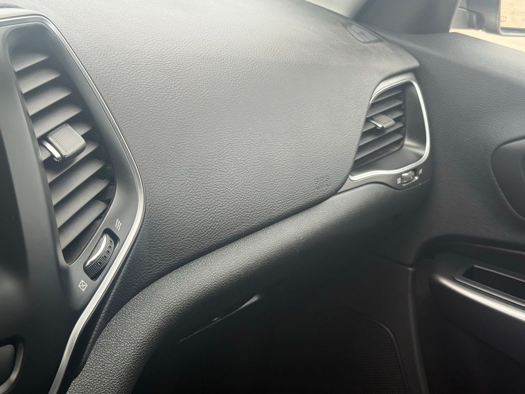 2019 Jeep Cherokee Latitude photo 19