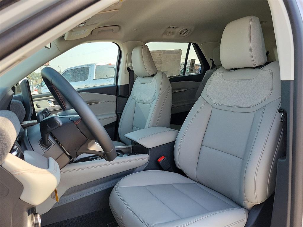2025 Ford Explorer photo 11
