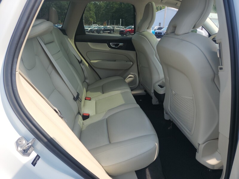 2019 Volvo XC60 T5 Momentum photo 14