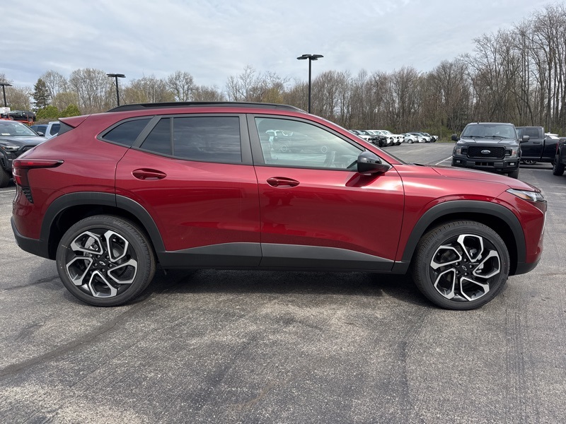 2025 Chevrolet Trax photo 2