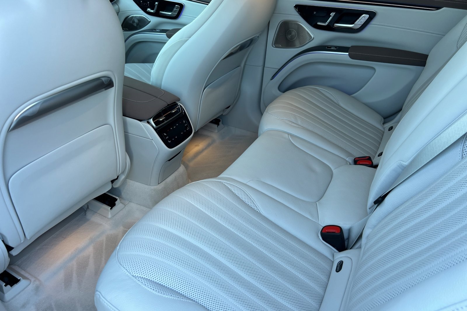 2026 Mercedes Benz EQS SUV 450 4MATIC photo 4