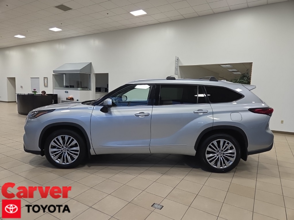 2023 Toyota Highlander Platinum's photo