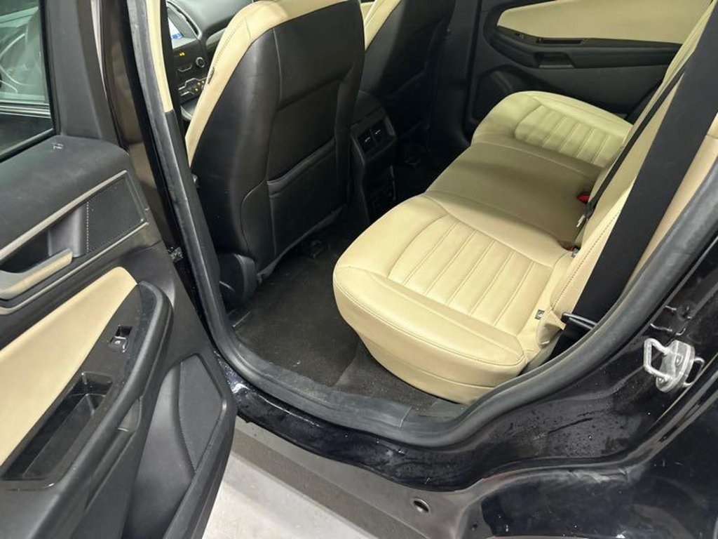 2020 Ford Edge SEL photo 3