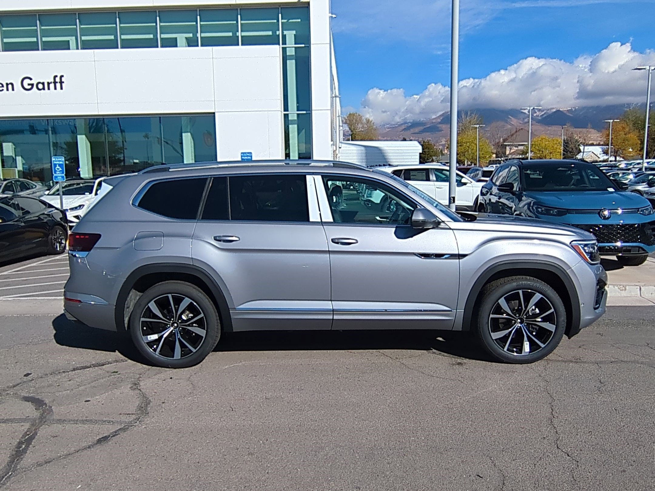 2026 Volkswagen Atlas SEL Premium R-Line photo 2