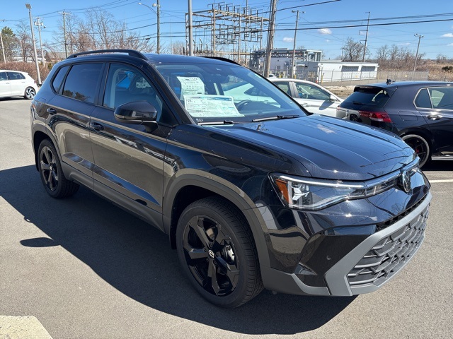 2025 Volkswagen Taos SE photo 2