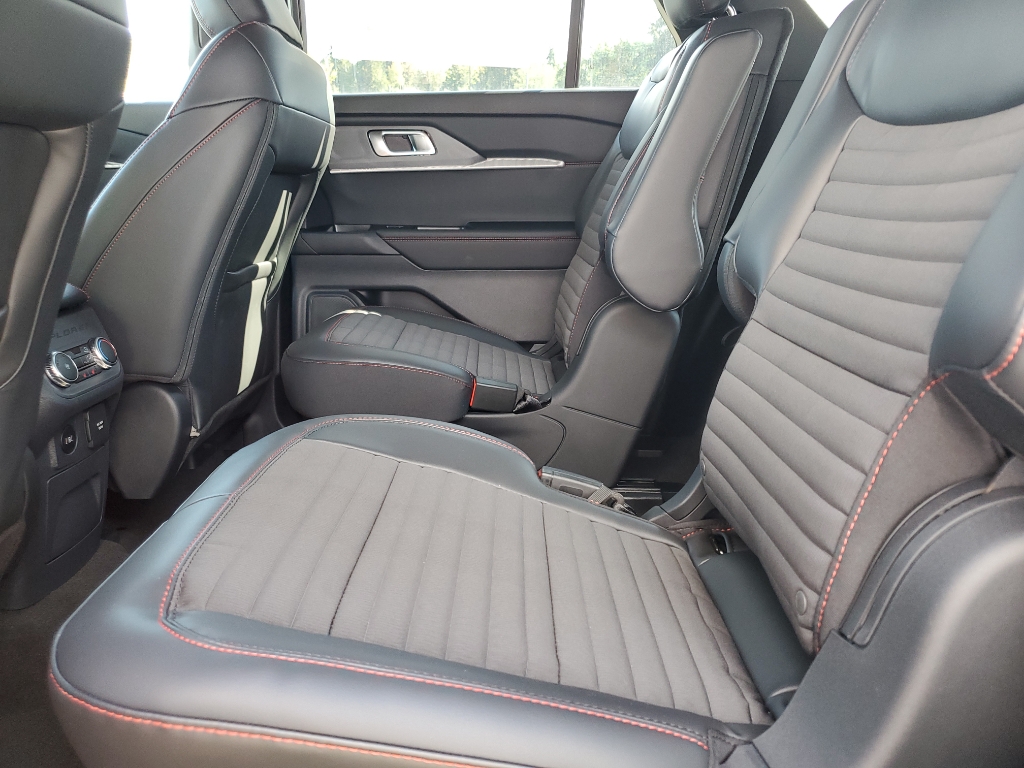 2025 Ford Explorer ST-Line photo 14