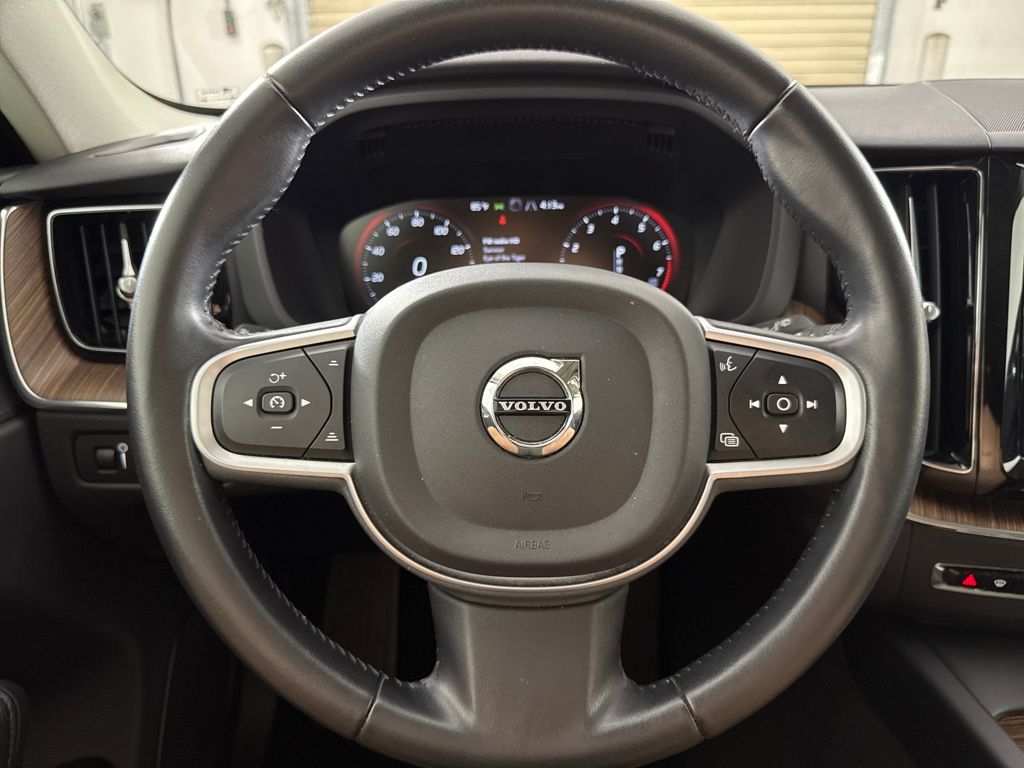 2021 Volvo XC60 T5 Momentum photo 12