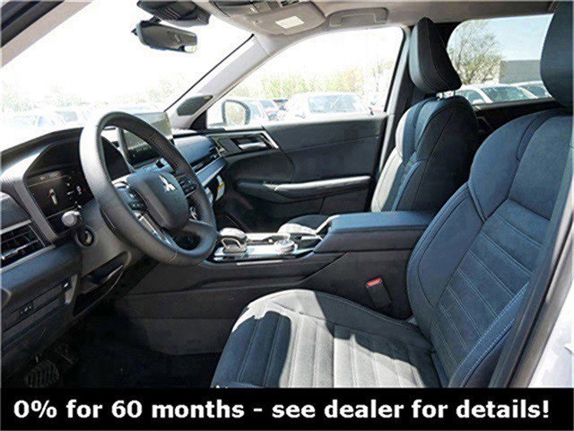 2025 Mitsubishi Outlander SE photo 4