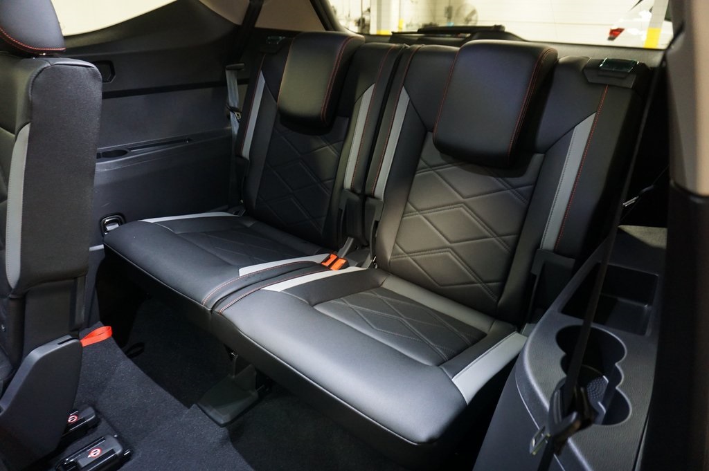 2025 Volkswagen Atlas Peak Edition SE photo 12