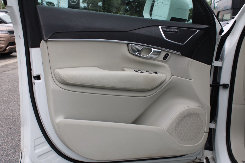2020 Volvo XC90 T5 Momentum photo 8