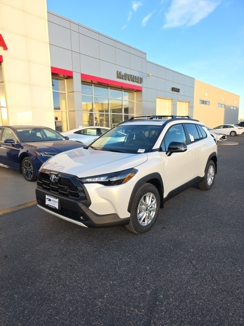 2026 Toyota Corolla Cross LE's photo