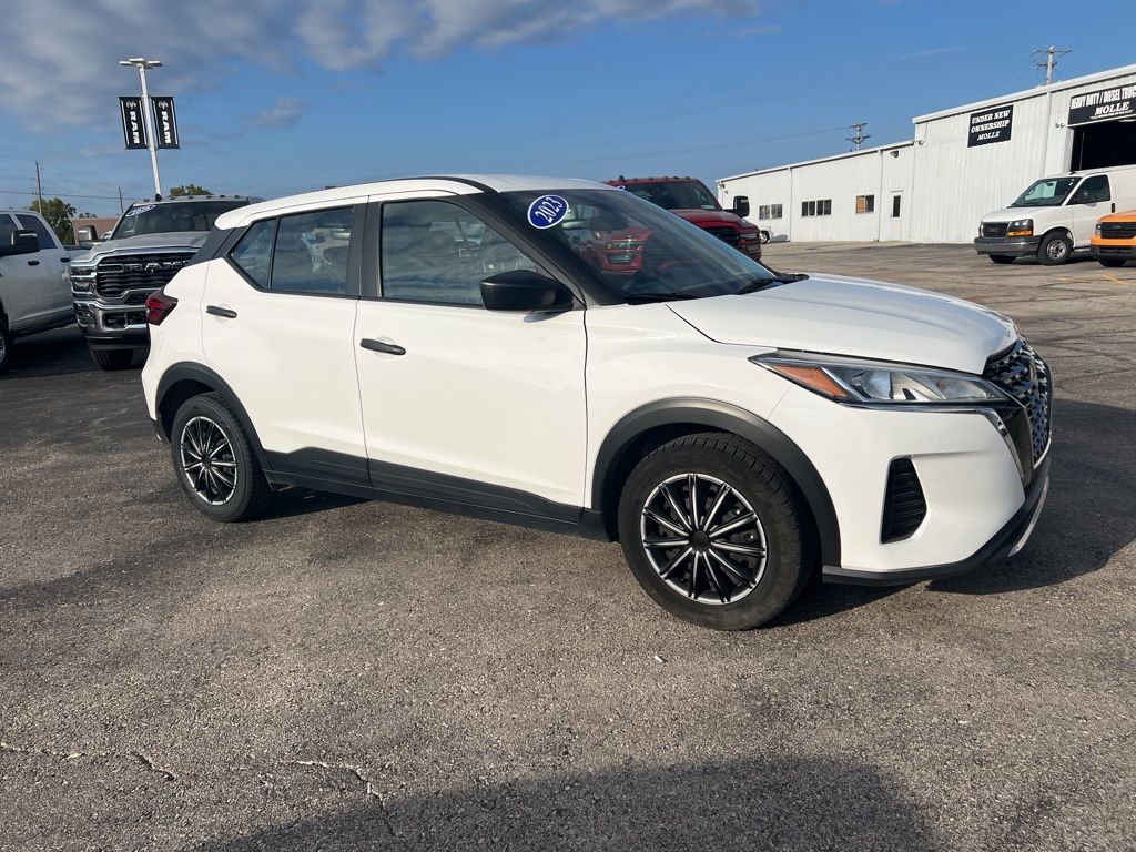 2023 Nissan Kicks S's photo