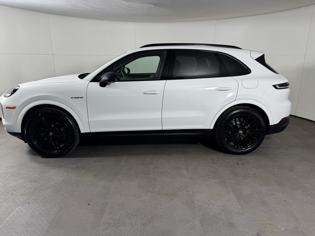 2025 Porsche Cayenne E-Hybrid photo 2