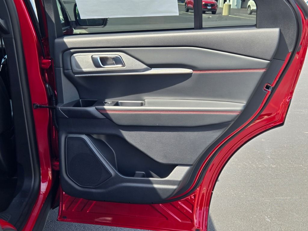 2025 Ford Explorer ST-Line photo 8