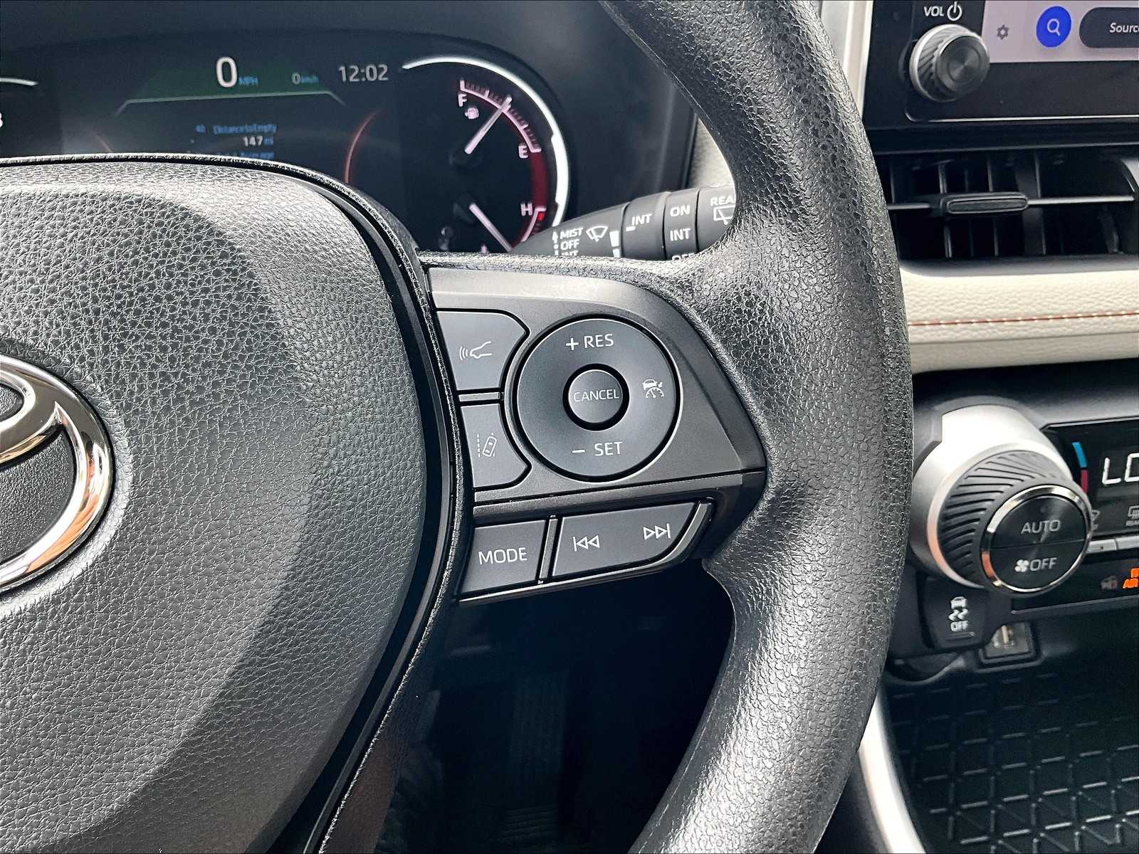 2025 Toyota RAV4 XLE photo 23