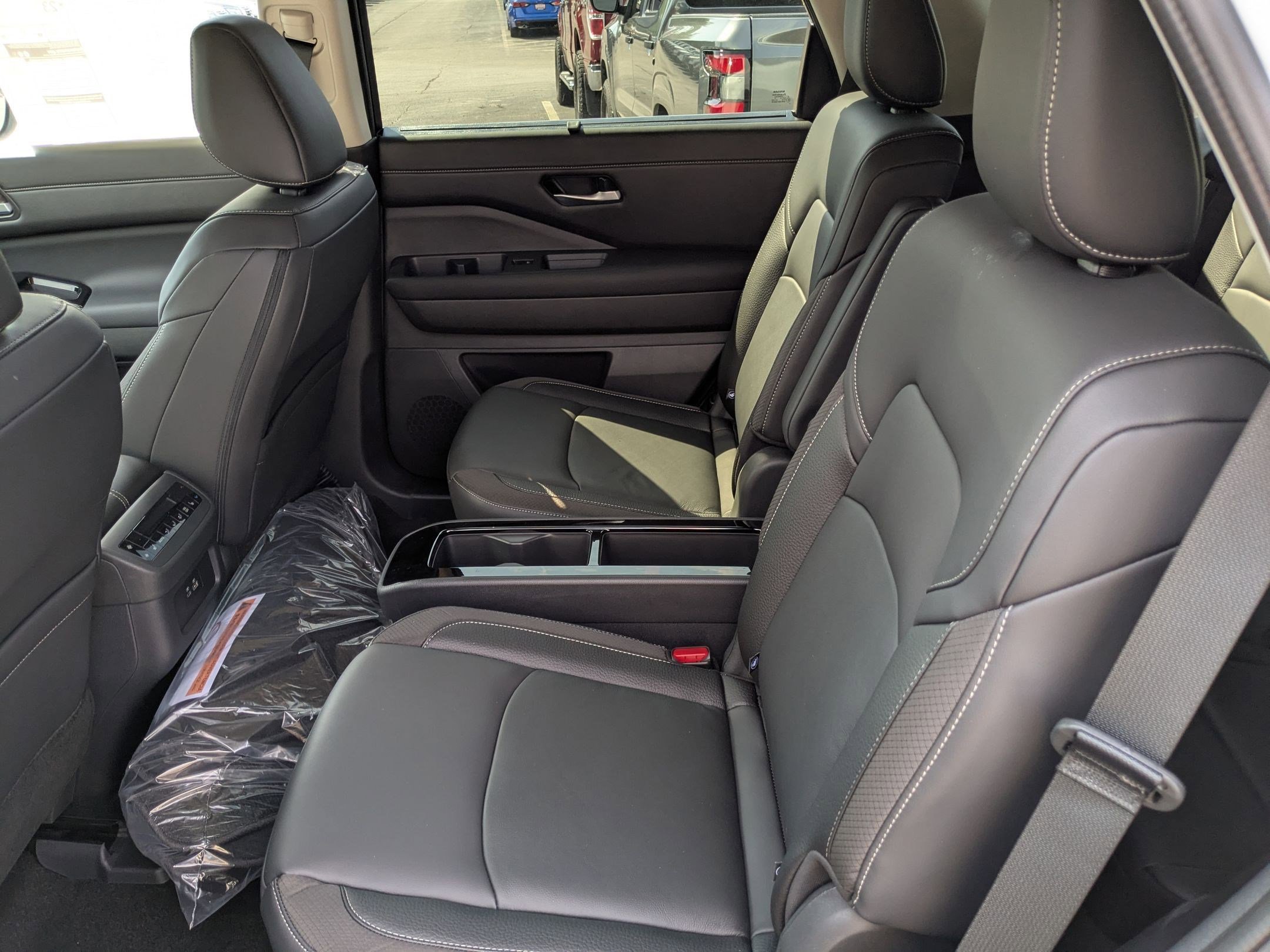 2025 Nissan Pathfinder SL photo 16