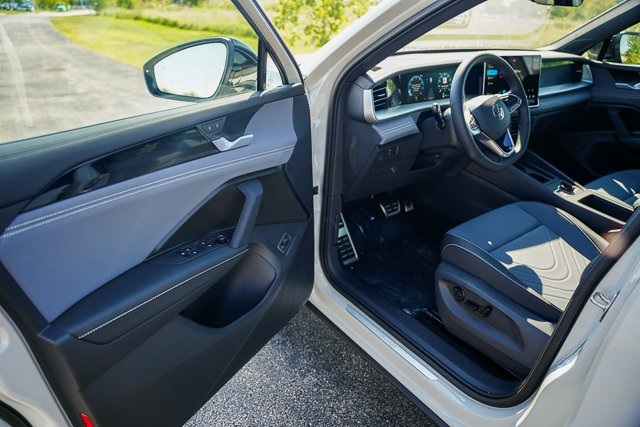 2025 Volkswagen Tiguan SE R-Line Black photo 8