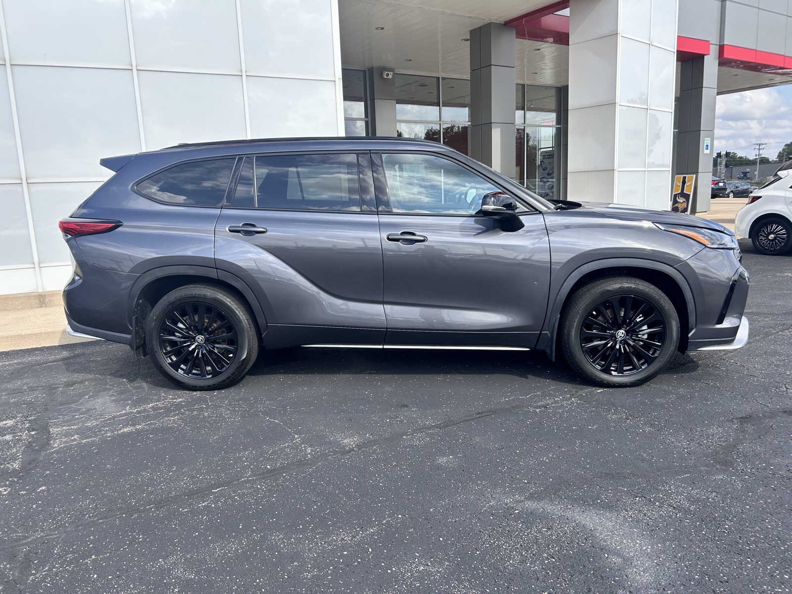 2023 Toyota Highlander XSE photo 2